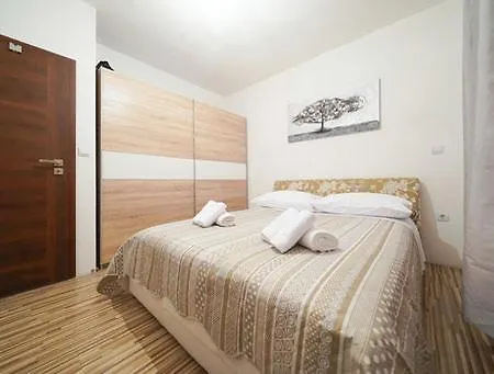 Apartment T&a *